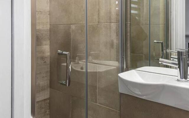 Bright and spacious 1-BDR flat w/ free parking