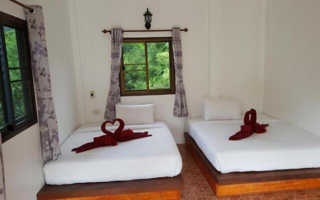 Khao Sok Jungle Huts Resort