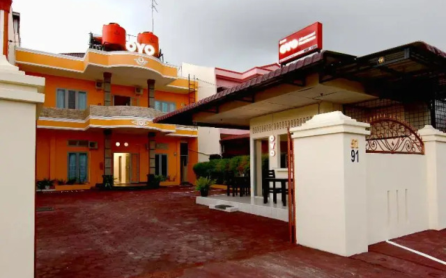 OYO Living 1332 Almonsari Residence