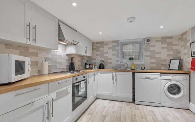 Central Pier Place | Large Group House | 20 metres from the Pier and beach