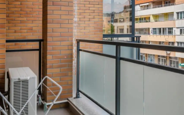 Cozy and Functional Business One-Bedroom Apartment