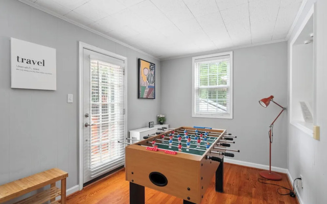 Charming Townhouse Retreat by Cozysuites