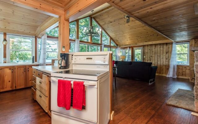 Magic on Little Go Home~3 bedroom cottage + guest cabin on 980 ft shore!