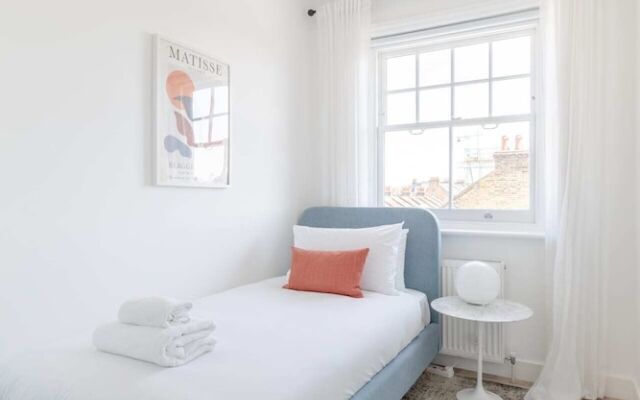 Sleek Scandi-inspired 2BD Flat, Fulham