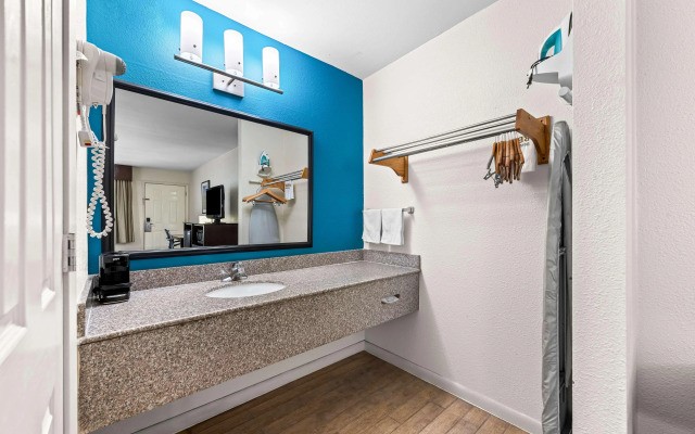 Best Western Delhi Inn