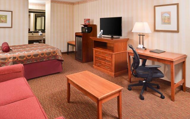 Best Western Plus Raffles Inn & Suites