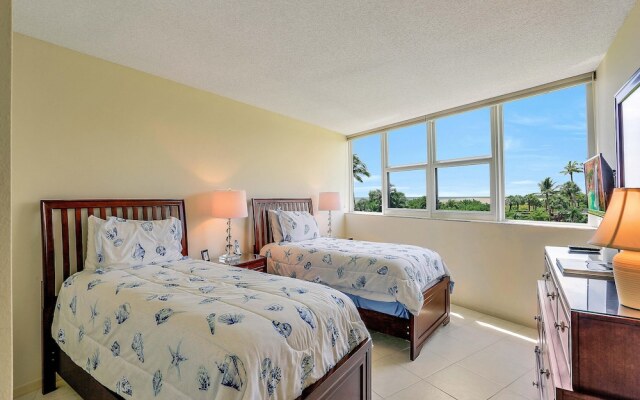 Cozy Beachfront Condo With Pool and Tennis Courts