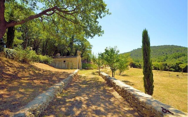 House With 6 Bedrooms in Vaugines, With Private Pool, Furnished Garden