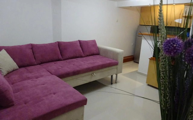 Jasmin White Apartment