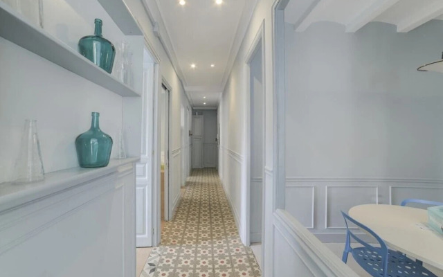 Artistic 3 Bedroom Flat With Balcony in Gracia