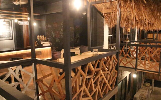 The Cavern Pod Hotel & Specialty Café - Hostel