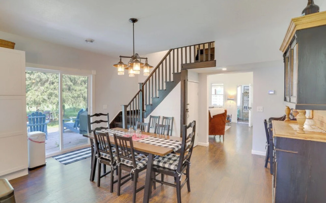 South Haven Farmhouse w/ Fire Pit, 4 Mi to Beach!