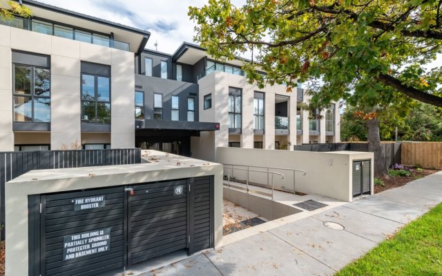 Luxurious 3 Bedroom Home Near Chadstone With Parking