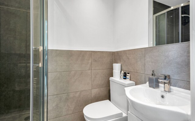 Charming 2-bed Apartment in South West London