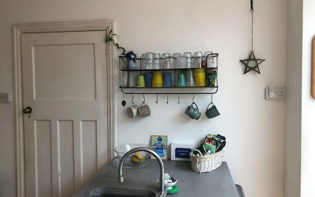 Sunnyview 5-bed House in Kingsbridge With Parking
