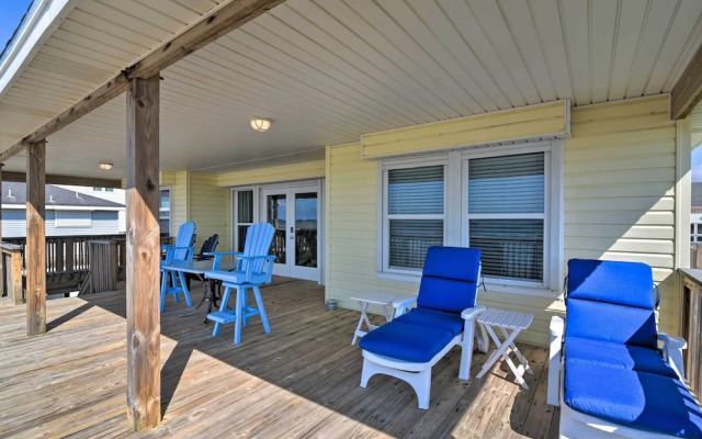 Beachfront Getaway w/ Deck & Views in Galveston