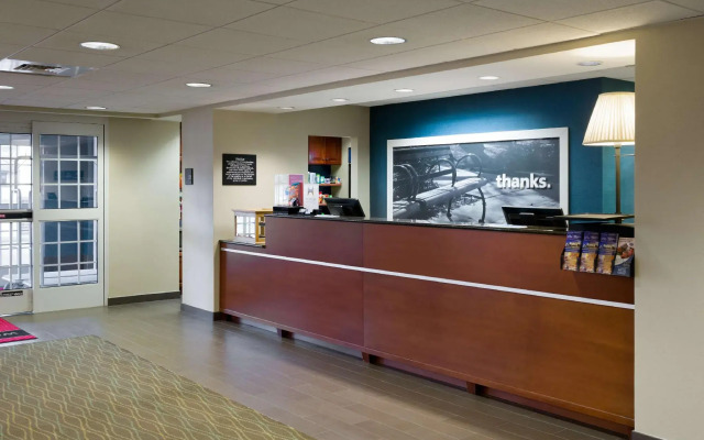 Hampton Inn & Suites State College at Williamsburg Square