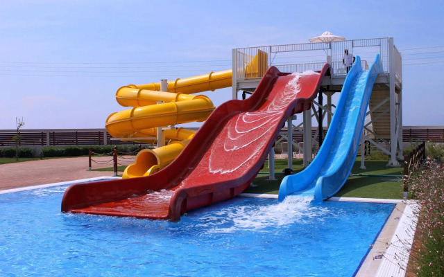 Almуros Beach Resort and Spa
