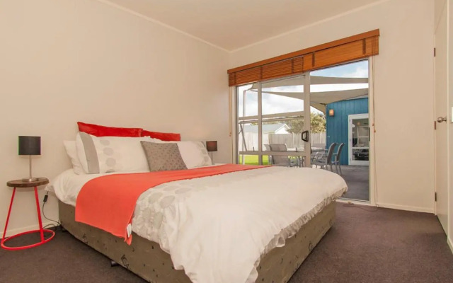 Sands Beach House - Matarangi Holiday Home