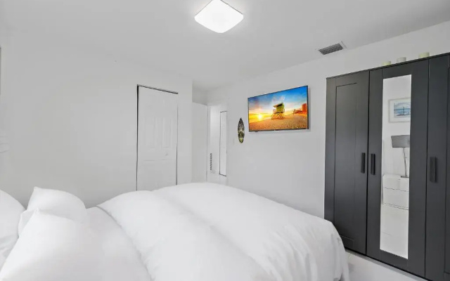 **Modern 3Bedroom W/ Stunning Backyard Area**