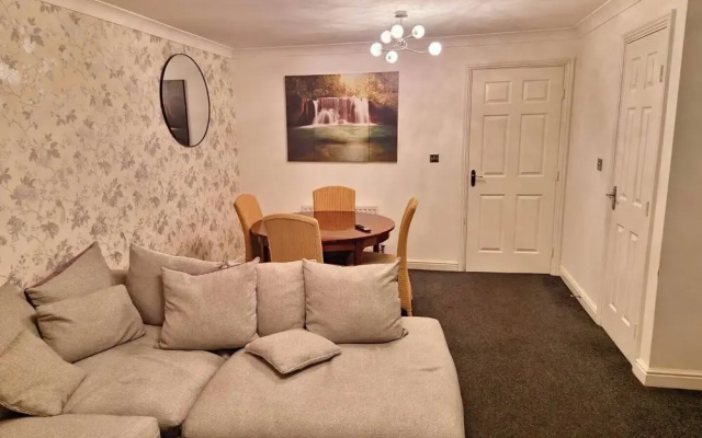 3 Bed House - Sleeps 6 - Parking - Wifi