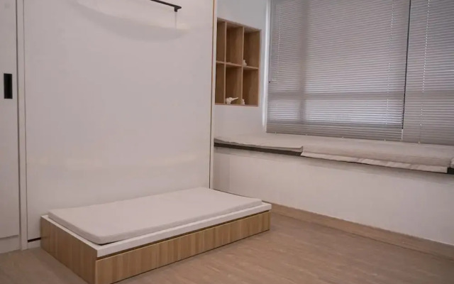 Modern And Comfy Studio At Collins Boulevard Apartment