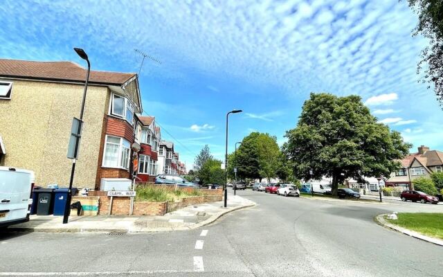 Lovely 2-bed Tree-hole in Northolt Southharrow