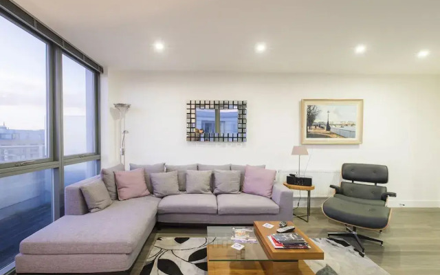 JOIVY Trendy Islington Flat for 2 with Patio