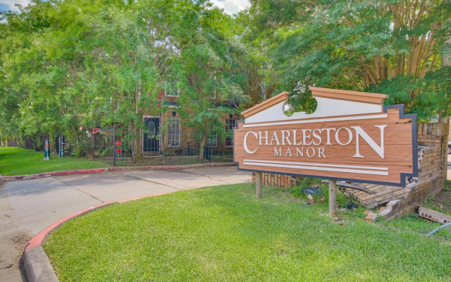 Southwest Houston Apartment w/ Pool Access!