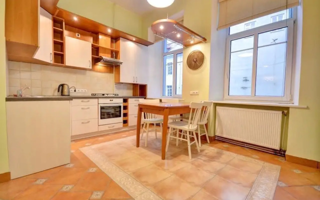 Deluxe Old Town Apartment