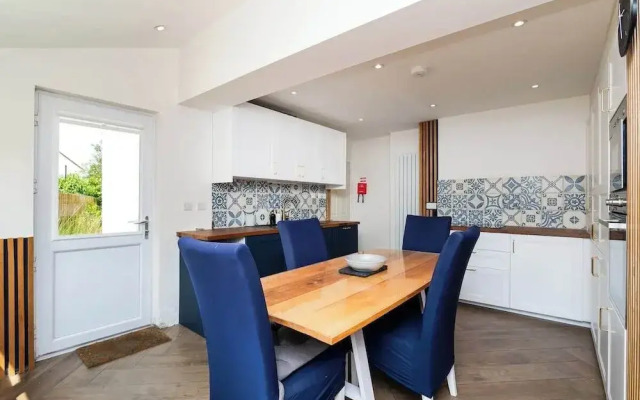 3 Bed House-free Parking