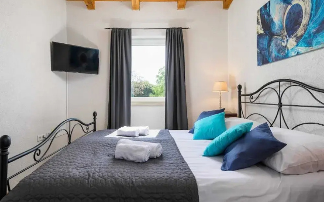 Charming Holiday Home With Pool and sea View