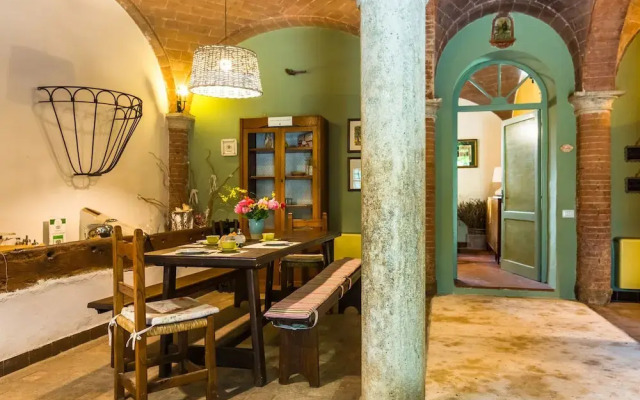 Pleasant Farmhouse in Rapolano Terme With Swimming Pool