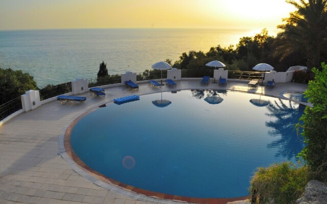 Apartments With Pool "maria" on Agios Gordios Beach