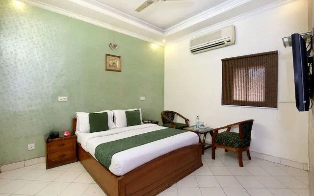 OYO 990 Hotel Paradise