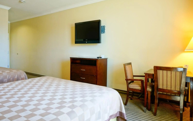 Harbor Inn & Suites