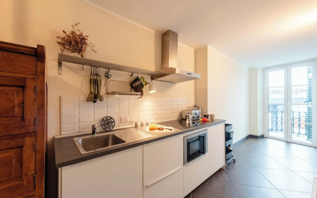 Beautiful Flat Next To Aquarium