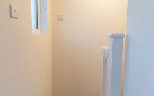 D'luxe 5 Beds Home in Isleworth London