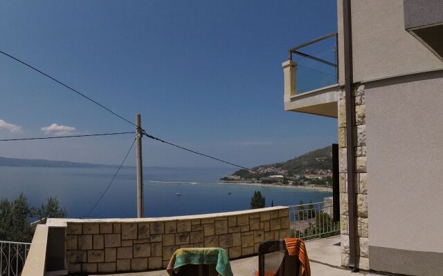 Apartment Iva - with beautiful view: A1 Omis, Riviera Omis