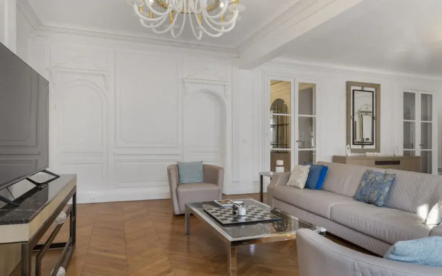Luxury 5 Bed Residence - Opposite Arc de Triomphe