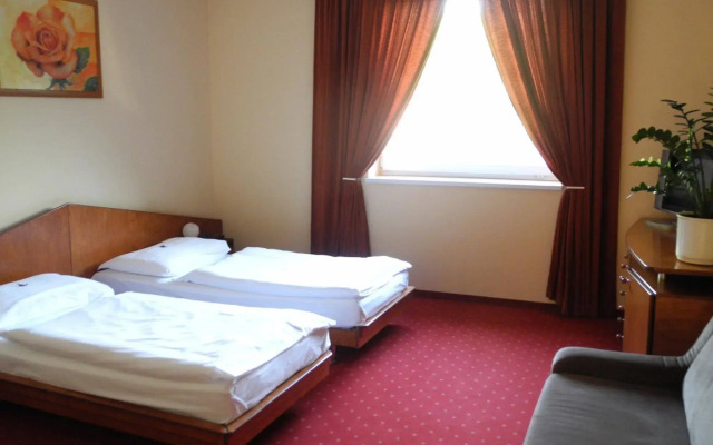 Hotel West
