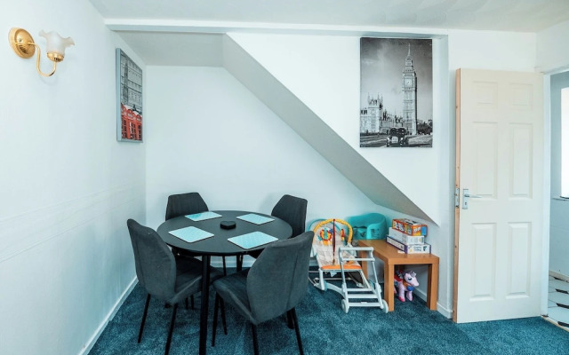 3-bed City Retreat - Sleeps 7, Garden & Parking