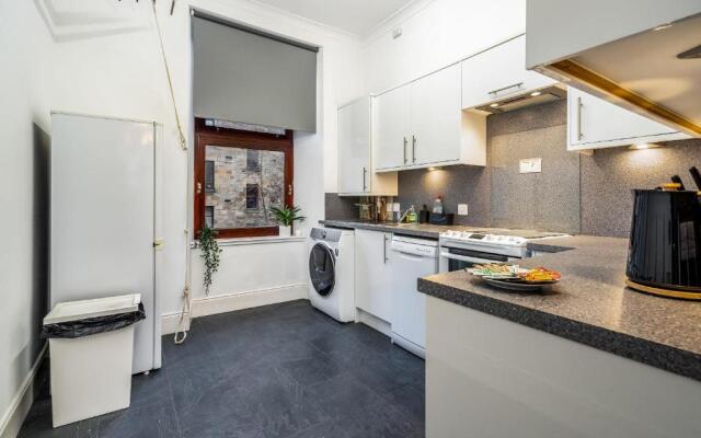 Caledonia Suite, Netflix, Free Parking