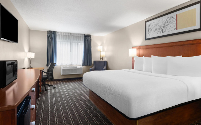 Travelodge by Wyndham Fargo West Acres