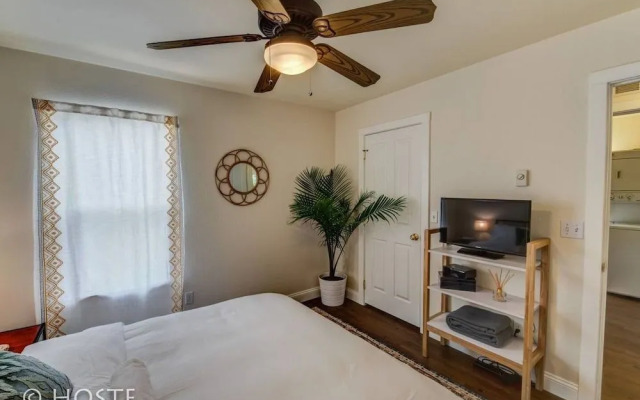 Romantic Getaway King Bed 1min to Restaurants!
