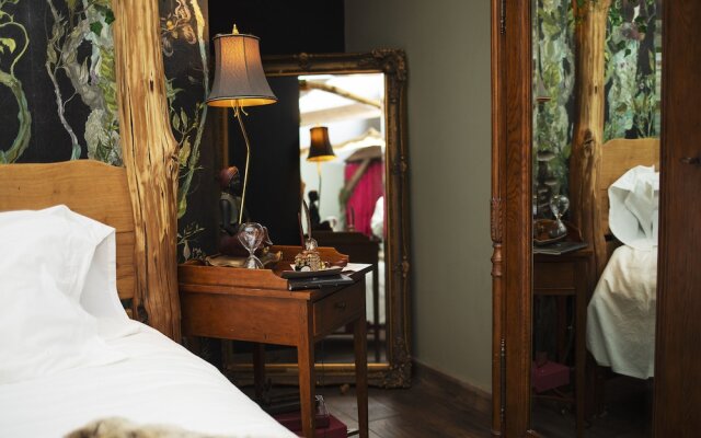 Romantic Lodge on Edge of Nature Reserve