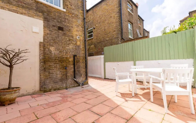 Eclectic 2 Bedroom Victorian era Apartment in Oval