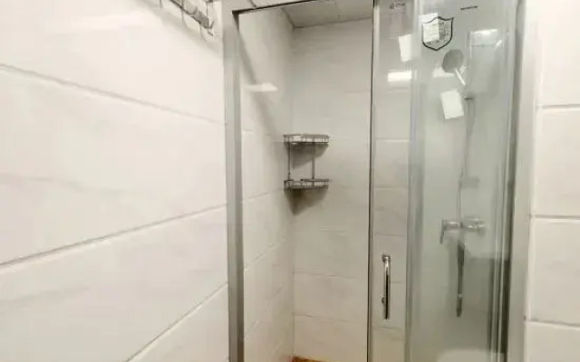 Youyi Hotel (Yangjiang Hailing Island Beiluowan Scenic Area)