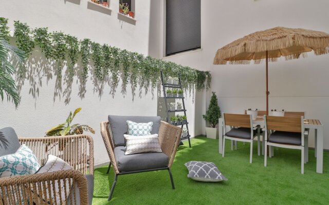 Deluxe Apartment Downtown with Pool and Parking