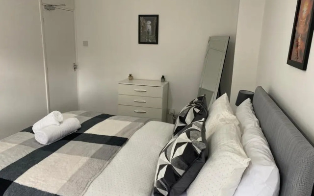 Birmingham - 4BR - Sleeps 9 - Parking - Garden